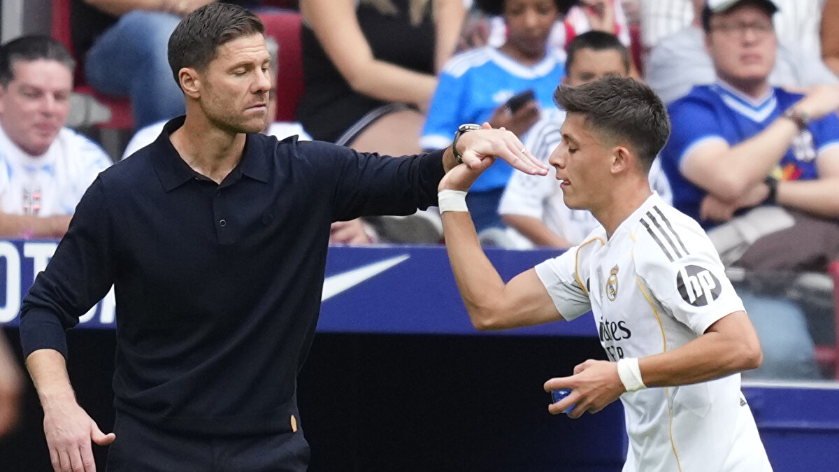 ARDA GÜLER SKOR ÜRETMEYE DEVAM EDİYOR<br><br>Xabi Alonso sonrası ilk 11'in değişmez parçası haline gelen milli futbolcumuz Arda Güler, Atletico Madrid'e karşı 1 gol ve 1 asistle oynamıştı. 