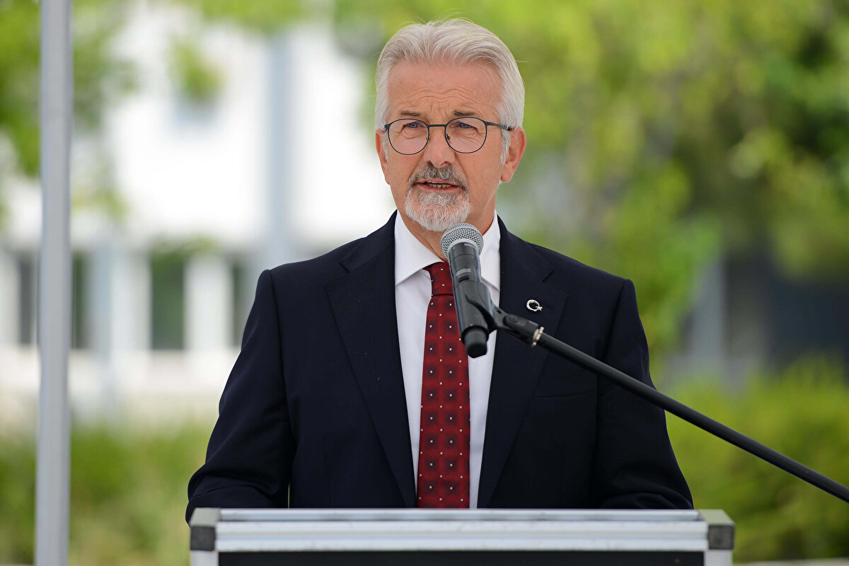 Siyasi kariyerine Cumhuriyet Halk Partisi (CHP) saflarında başlayan Erdem, uzun yıllar Nilüfer Belediyesi'nde Başkan Yardımcılığı görevini üstlendi. Yerel yönetim tecrübesinin ardından, 2019 yerel seçimlerinde CHP'den Nilüfer Belediye Başkanı seçildi.<br>