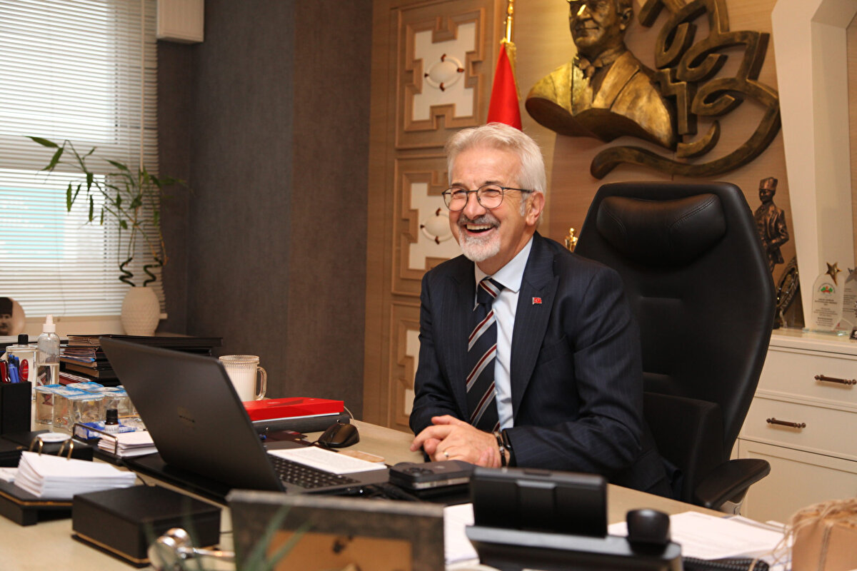 Bursa Nilüfer eski Belediye Başkanı Turgay Erdem'in tutuklanma kararı gündemin en çok konuşulan haberlerinden biri oldu. Bir çok iddia ve gelişme basına yansıdı.  "Suç İşlemek Amacıyla Örgüt Kurma, Yönetme ve Örgüte Üye Olma", "Rüşvet" ve "Suçtan Kaynaklanan Mal Varlığını Aklama" suçlarına ilişkin yürütülen soruşturma kapsamında, 10 Ekim 2025 tarihinde Bursa merkezli olmak üzere toplam 3 ilde eş zamanlı operasyon düzenlendi. Bursa Cumhuriyet Başsavcılığı tarafından yürütülen soruşturma kapsamında bir çok kişiyle beraber adı geçen Erdem'in ev ve işyerlerinde arama yapıldığı bildirildi. Soruşturmada Turgay Erdem'in eşi Zeynep Terzioğlu'nun da bulunduğu 22 kişinin gözaltına alındığı bildirildi.<br><br>