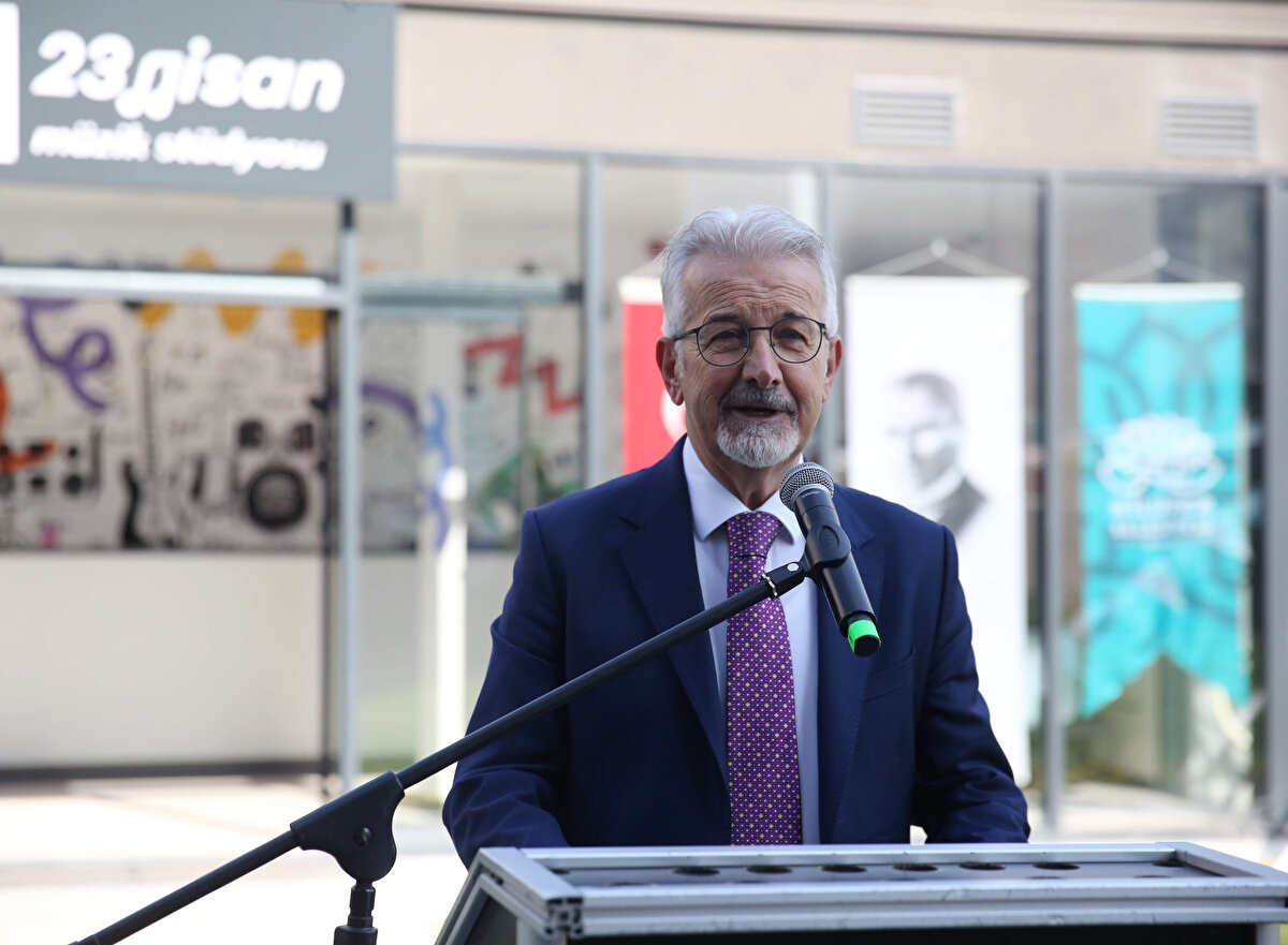 İlk ve orta öğrenimini Bursa'da tamamlayan Erdem, İstanbul Teknik Üniversitesi (İTÜ) Mimarlık Fakültesi'nden mezun oldu. Mezuniyetinin ardından serbest mimar olarak Bursa'da önemli projelere imza attı.