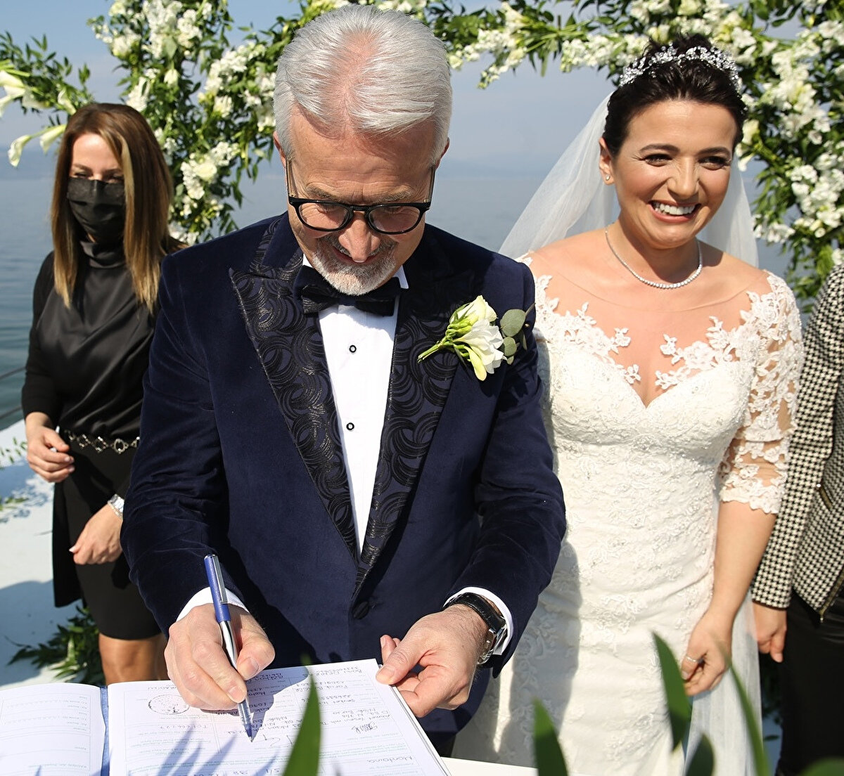 EYNEP TERZİOĞLU KİMDİR?<br><br>Zeynep Terzioğlu, Turgay Erdem’in eşi olarak biliniyor ve belediye bünyesinde basın koordinatörlüğü görevini yürütüyor.<br><br>Kamuoyunda zaman zaman belediye ile ilgili açıklamalarda adı geçen Terzioğlu, hem belediye projelerinin tanıtımında hem de iletişim çalışmalarında aktif rol alıyor.<br>