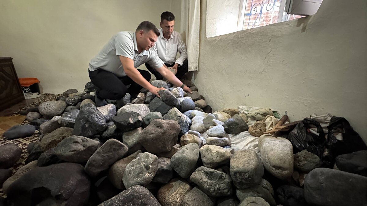 İlçeye bağlı Karasalkım köyünde yaşayan 46 yaşındaki Özdemir, Bingöl'ün Sarıçiçek köyüne 2 Eylül 2015'te meteor parçalarının düşmesinin ardından çıkan haberler üzerine gök taşlarına merak saldı.<br><br>Araştırmaya ve konuyla ilgili bilgi edinmeye başlayan Özdemir, gök taşı bulabilme umuduyla Fırat Nehri'nin kollarından biri olan yaklaşık 722 kilometre uzunluğundaki Murat Nehri havzasında arama çalışması yaptı.