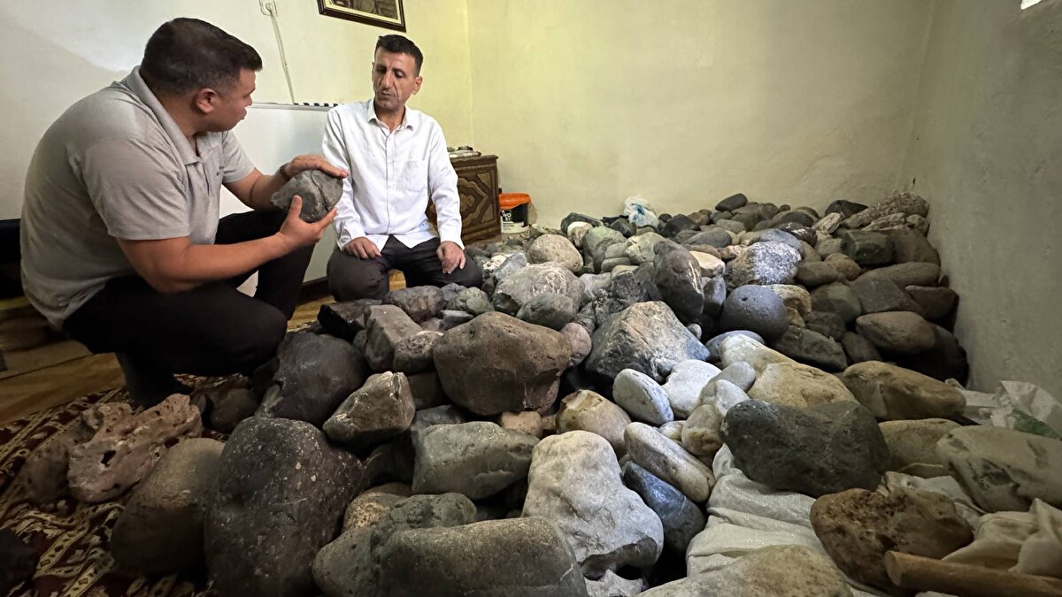 "Bu konuda kendimi geliştirdim" <br><br>"Doğada bunları arıyorum, Elazığ'ın Palu ilçesinden Bingöl'e, Van'a kadar Murat Nehri boyunca bir araştırmam oldu ve 5 bin civarında taş topladım. Türkiye'nin en büyük gök taşı adayı koleksiyonu diye bir koleksiyon yaptım." diyen Özdemir, taş toplamaya devam ettiğini kaydetti.<br><br>Özdemir, yıllardır Murat Nehri kıyısında gök taşı aradığı için çevresindeki insanların bu durumu bildiğini, bazılarının bu nedenle kendisini "Boş işle uğraşıyorsun." diyerek eleştirdiklerini dile getirdi.