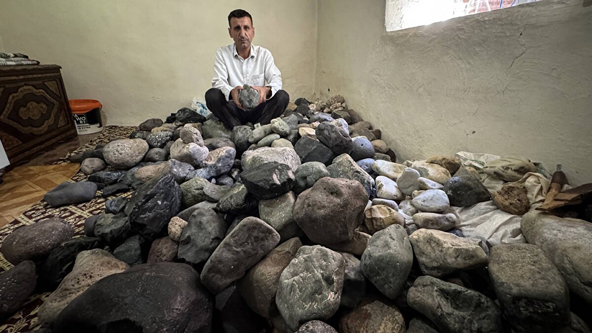 Ağrı sınırlarındaki Aladağ'dan doğup Erzurum, Muş, Bingöl ve Elazığ'ın Palu ilçesinden geçerek Keban Baraj Gölü'ne ulaşan Murat Nehri havzasında gök taşı olduğunu düşündüğü yüzlerce taş toplayan Özdemir, bunları evinin bir odasında biriktirdi.<br><br>Özdemir, "Taş Avcısı Hüseyin" adını verdiği ve 4 bin 300'ü aşkın takipçinin bulunduğu sosyal medya hesabından ilginç renk ve yapıdaki taşları paylaşıyor.<br><br>Fırat Üniversitesi Mühendislik Fakültesi Jeoloji Mühendisliği Bölümü Dr. Öğr. Üyesi​​​​​​​ Mustafa Eren Rizeli, Özdemir'in daveti üzerine taşları yerinde inceleyerek gök taşı olma ihtimali en yüksek olan taştan laboratuvar analizi için numune aldı.