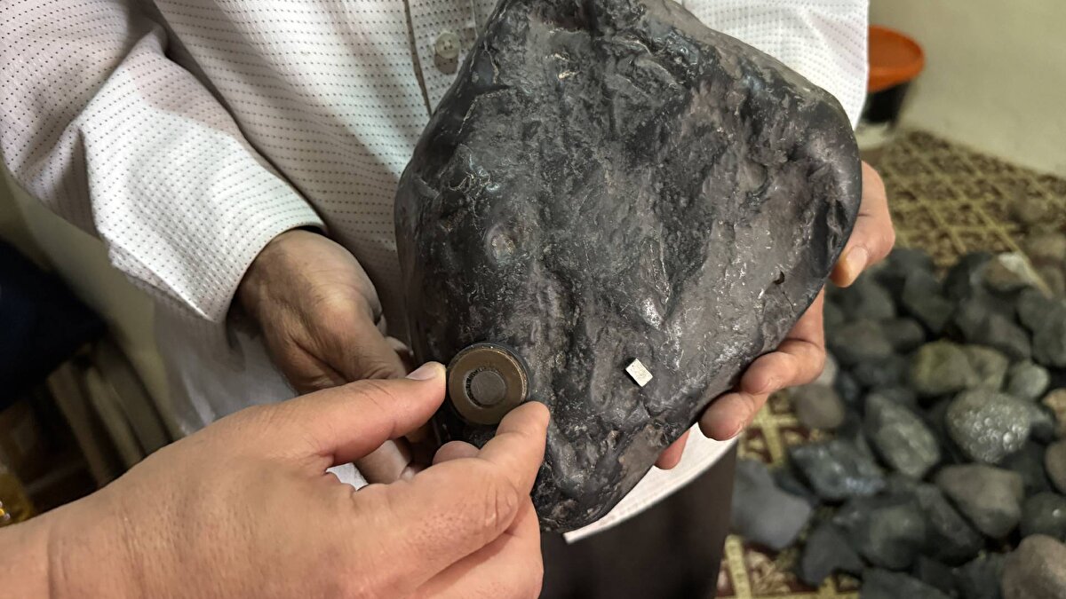 Taşları inceleyen Doktor Öğretim Üyesi Mustafa Eren Rizeli de Özdemir'in topladığı taşlar arasında daha çok serpantinit (yer kabuğunun derinliklerinde oluşan kayaçların yüksek sıcaklık ve basınç altında dönüşümüyle oluşan yeşilimsi-siyah kayaç türü), bazalt (magmanın yer yüzeyine çıkıp hızlıca soğumasıyla oluşan koyu renkli volkanik kayaç), andezit (açık renkli volkanik kayaç) ve kireç taşı gibi taşların yer aldığını söyledi.<br><br>Özdemir'in bulduğu birbirinden ilginç taşların Elazığ'ın ve çevresinin milyonlarca yıllık jeolojik tarihi hakkında bilgi verdiğini, bu açıdan da değerli olduğunu aktaran Rizeli, "Doğada gördüğümüz her kayaç aslında geçmişten günümüze gelen bir mesajdır, bilim insanlarının görevi de bu mesajı okuyup halkımıza anlaşılır bir dille anlatmasıdır." diye konuştu.