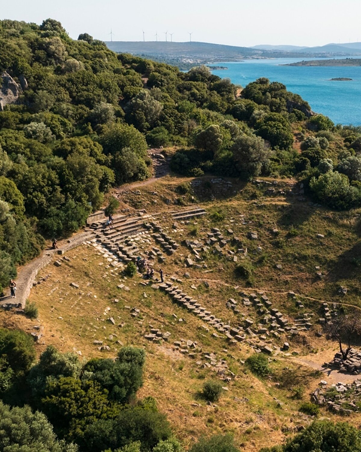 Tarihteki önemli yapıları günümüze taşıyan Erythrai Antik Kenti; Akropolis, antik tiyatro, agora, tapınaklar ve lahitler gibi tarihi yapılara ev sahipliği yapıyor. 