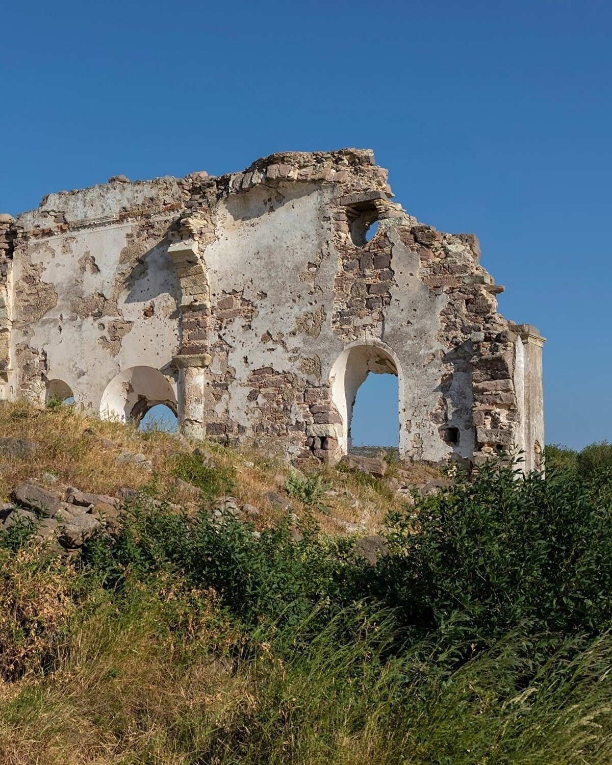 Hem tarih hem de doğa severler için eşsiz bir keşif noktası olan antik kent, İzmir şehir merkezine 60 kilometre, Çeşme’ye ise 22 kilometre uzaklıkta bulunuyor. Deniz manzarası eşliğinde antik kalıntıları keşfetmek, ziyaretçilere unutulmaz bir deneyim sunuyor.