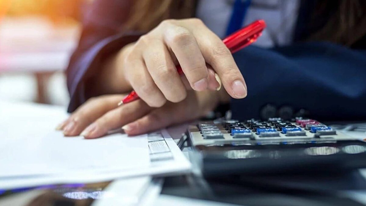 Düşük matrah beyan ederek vergi ödemeyenlere yönelik çalışmalar yapan Maliye’nin, bu kapsamda doktorlar, kuyumcular, oto galerileri ve emlakçılara yönelik yeni bir düzenleme yapılacağı öğrenildi. Düşük beyanda bulunan bazı meslekler için yıllık harç uygulaması geliyor. Doktorların geçen yıl aylık brüt 61 bin 31 TL, kuyumcuların 42 bin 360 TL, galericilerin 7 bin 842 TL beyanda bulunduğu tespit edildi.