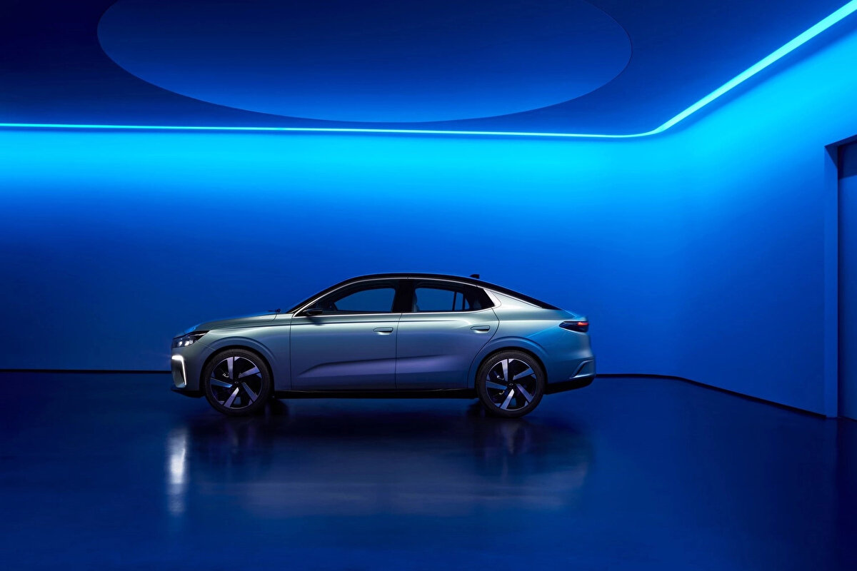 Menzil tarafında ise T10F 4More'un 523 kilometre, T10X 4More'un ise 468 kilometre yol kat edebildiği açıklandı.<br>Ayrıca her iki versiyonda da panoramik cam tavan ve Meridian ses sistemi donanımının standart olarak sunulduğu belirtildi.