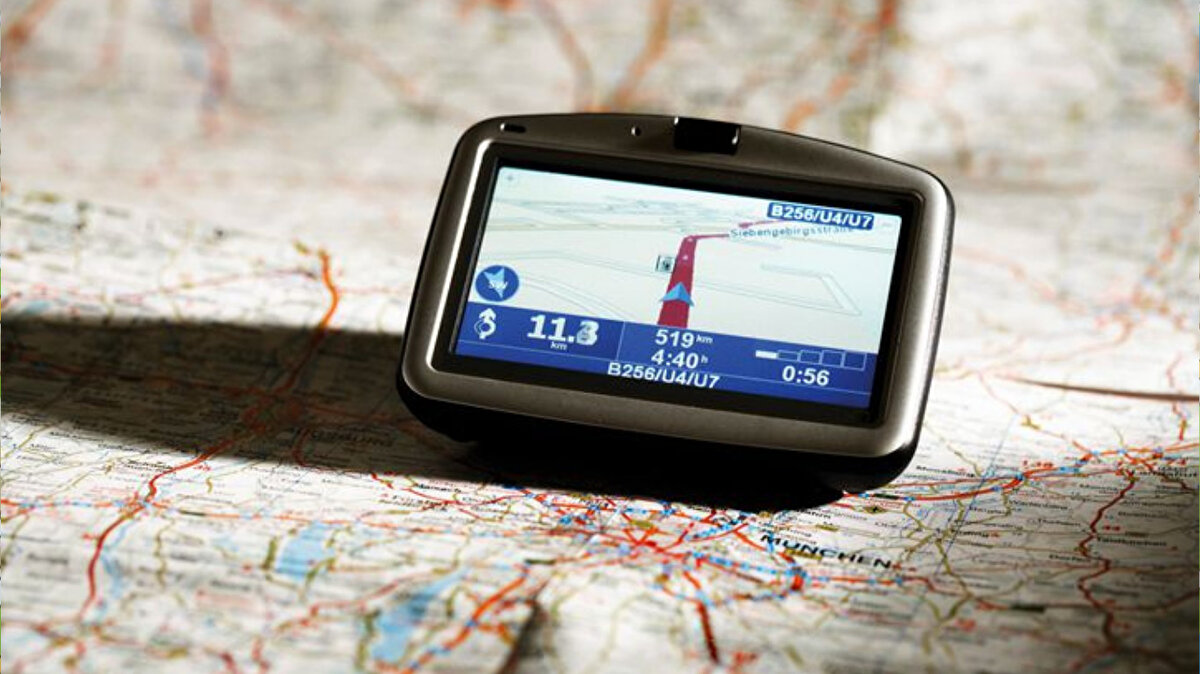 Otonom Araçlar İçin Hayati Fark<br><br>Mohamadi’ye göre şehirlerdeki birkaç metrelik hata payı, sürücüsüz araçlarda güvenli ve kararsız sürüş arasındaki farkı belirliyor.<br>Bu nedenle SmartNav, kentsel kanyonlar için özel olarak tasarlandı.<br><br>Çok Katmanlı Teknoloji<br><br>SmartNav, “taşıyıcı faz analizi” ve “Gerçek Zamanlı Kinematik (RTK)” gibi yüksek hassasiyetli yöntemleri birleştiriyor.<br>Ancak NTNU ekibi, pahalı RTK ağları yerine Avrupa’nın Galileo uydularına bağlı PPP-RTK hizmetini kullanarak sistemi ucuz ve erişilebilir hale getirdi.Google’ın 3 Boyutlu Verileriyle Destekleniyor<br><br>SmartNav, Google’ın dünya çapında 4.000 şehri kapsayan 3D bina modellerini kullanıyor.<br>Bu modeller, sinyallerin binalar arasında nasıl yansıyacağını hesaplayarak GPS’in doğruluğunu artırıyor.