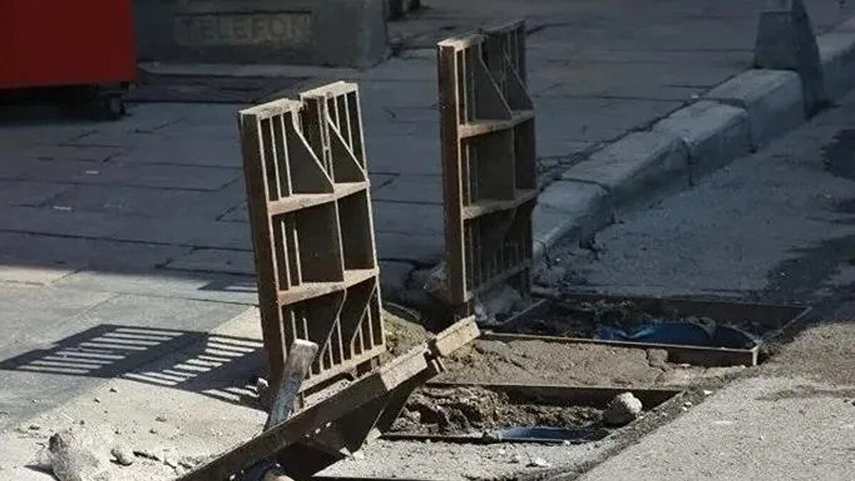 Ne olmuştu?<br><br>İzmir'in Konak ilçesi Alsancak semtinde 12 Temmuz'da sağanakta yolun karşısına geçmeye çalışırken su birikintisine basıp akıma kapılan Özge Ceren Deniz (23) ile onu kurtarmaya çalışan İnanç Öktemay (44) yaşamını yitirmişti.<br><br>Olaya ilişkin yürütülen soruşturma kapsamında ilk etapta haklarında gözaltı kararı verilen 48 şüpheli yakalanmış, 13'ü tutuklanmış, 6'sının dosyası ayrılmıştı.<br><br>Hazırlanan iddianamede 42 şüphelinin, "bilinçli taksirle birden fazla kişinin ölümüne neden olma" suçundan 22,5'ar yıla kadar hapsi isteniyor.