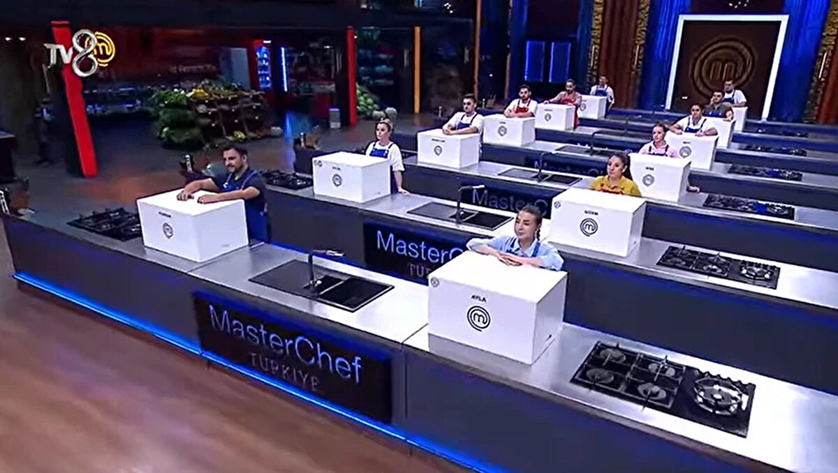 MasterChef Türkiye'de heyecan doruktaydı! Kırmızı ve Mavi takımın tüm yarışmacıları, haftanın son eleme adayı olmamak için bireysel dokunulmazlık oyununda mücadele etti. Bu zorlu mücadelenin konuğu ise ünlü Kokoreç Ustası Erdal Aslanboğa'ydı.