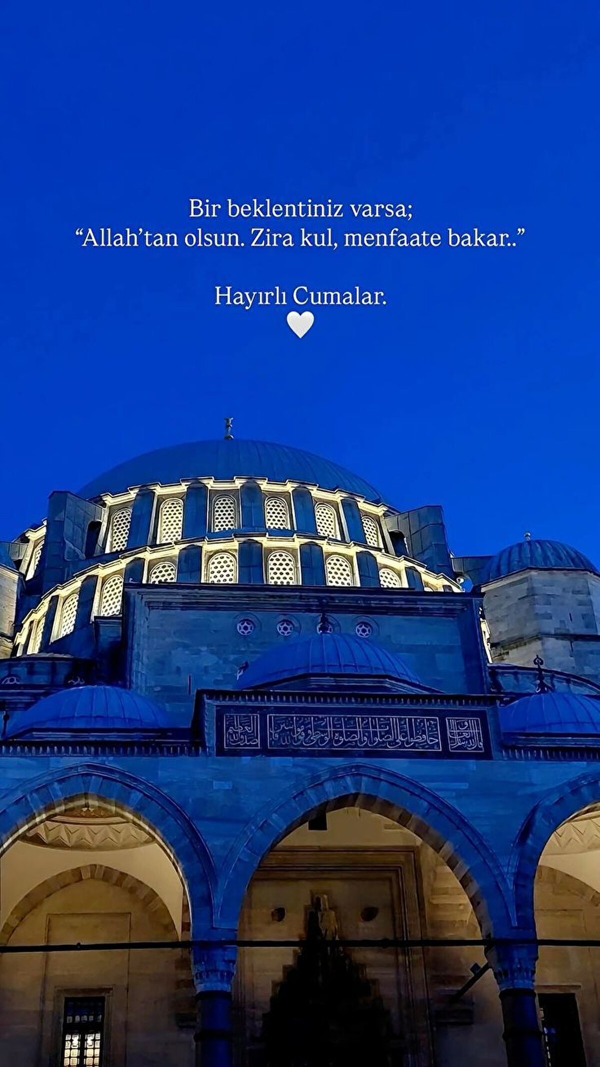 Gönlümüzden geçen hayırlı duaların kabul olduğu, her adımımızın salih amellerle bereketlendiği bir Cuma dilerim.