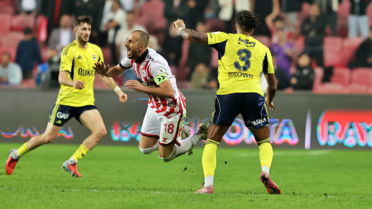 Bu sezon sürpriz puan kayıpları yaşayan sarı-lacivertli takımda bazı oyuncular ve teknik direktör Tedesco eleştirilerden payını aldı.