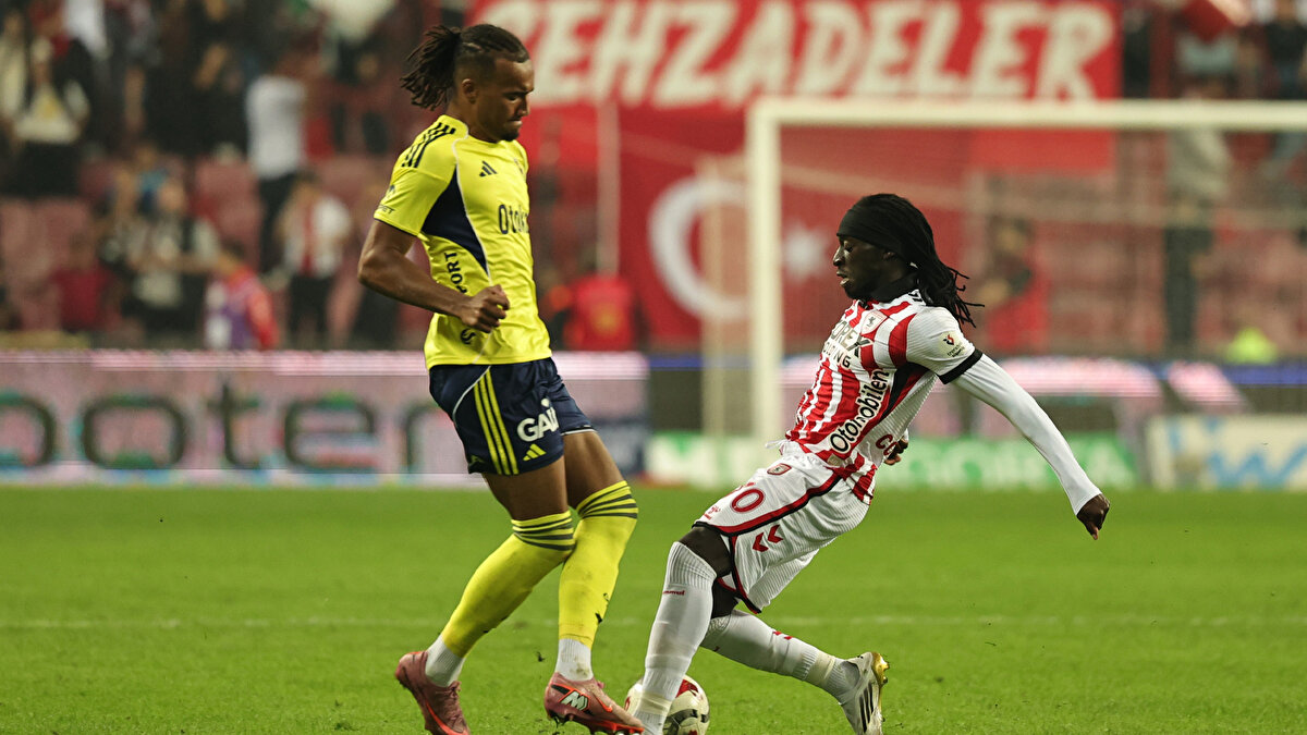 İki oyuncunun bu şekilde birbirine destek veren paylaşımları dikkat çekerken, sosyal medyadaki ağır eleştiri ve hakaretlerden rahatsız oldukları yönünde yorumlar yapıldı.