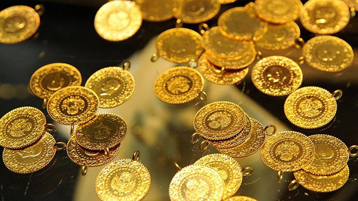 Altının hızlı yükselişi ile piyasayı salladı. Ons altın 4 bin doları geçerken gram altın 5 bin 400 lirayı geçti. Altın fiyatlarının bu kadar hızlı yükselmesiyle kuyumcular da korunmak için satışlarını durdurdu. Kapalı Çarşı'da gram altın ticaretinde makas 500 lirayı buldu.