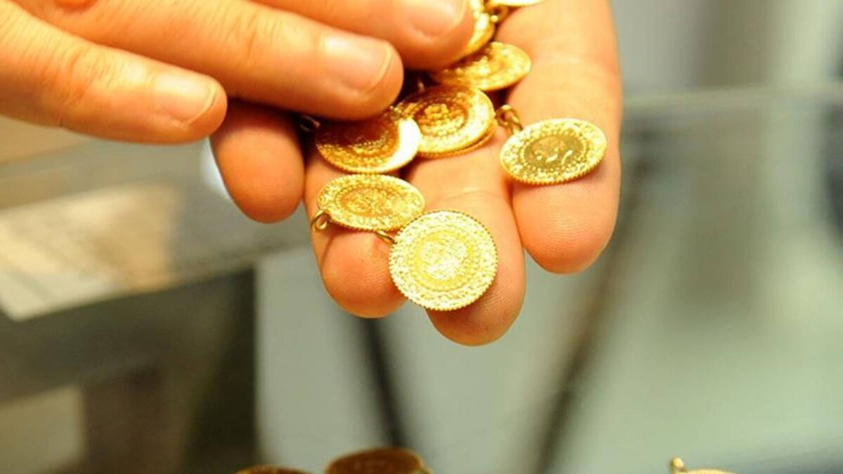 En sert günlük kayıp<br><br>Altın rekordan rekora koşarken sabah saatlerinde gram altına düzeltme geldi. Buna göre, 5 bin 400 lirayı geçen gram altın şu saatlerde 5 bin 324 liradan alıcı buluyor. 11 Ağustos tarihinde yaşanan ve yine yüzde -1,62 olarak gerçekleşen gerilemenin ardından “en sert günlük değer kaybı” olarak kayıtlara geçti.<br><br>
