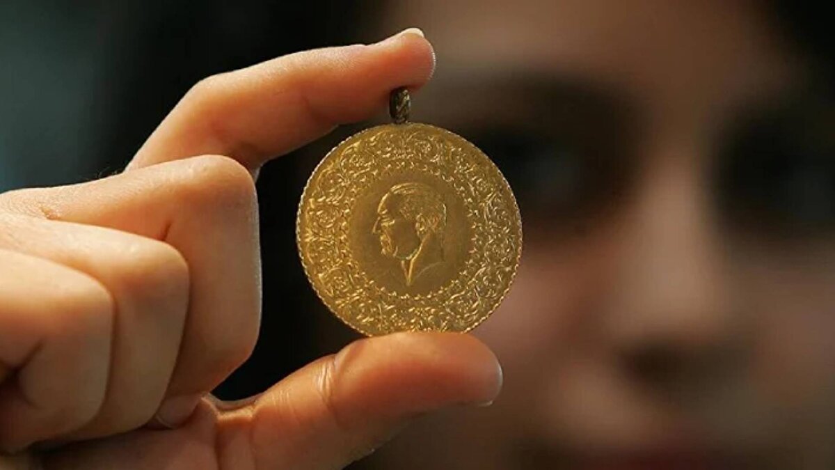 Yatırımcıların fiyatların daha fazla yükselme tehlikesi yaşadığı için hızlı karar aldığı aktarılıyor. Altının kısa vadede bu düzeltmeye girmesi halinde, yüksek seviyelerden alım yapan yatırımcıların zarar etme ihtimali yüksek. Uzmanlar yatırımcıların altına yaklaşırken panikle değil, rasyonel kararlar almaları gerektiğini vurguluyor. 