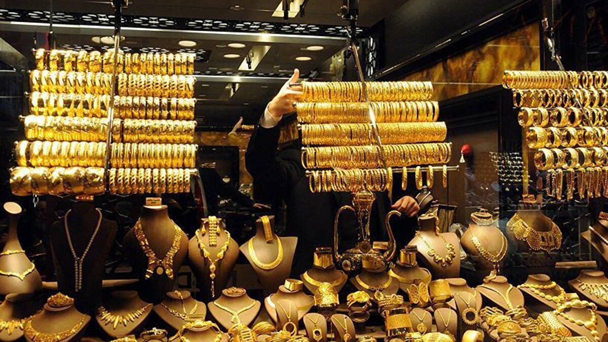 Dolar güçlenmeye başladı<br><br>Altın fiyatlarının hızlı bir şekilde gerilemesinin nedeni ise İsrail-Hamas arasında ateşkes imzalanması. Jeopolitik gerilimin azalması ile beraber yatırımcı kar realizasyonuna yöneldi böylece dolar güçlenirken altın gerilemeye başladı.