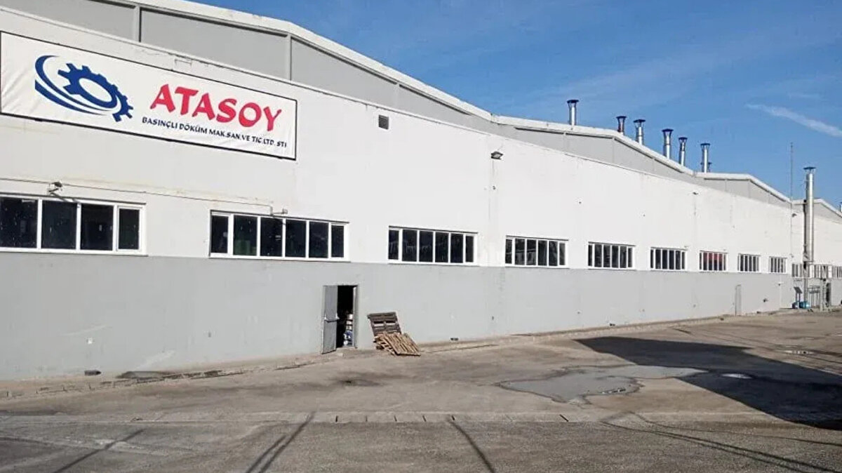 Mahkeme Kararı ve Konkordato Raporu<br><br>Şirketin mali tablolarını inceleyen 3 kişilik konkordato komiser heyeti, hazırladığı raporda Atasoy Kitchenware’in mevcut yükümlülüklerini yerine getiremediğini belirtti.<br>Bu raporun ardından mahkeme, firmanın iflasına kesin olarak karar verdi.