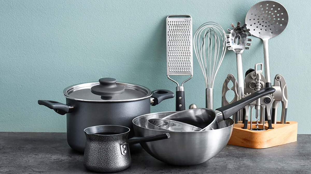 Tasfiye Süreci Başlıyor<br><br>Firmanın borçlarının ödenmesi ve varlıklarının tasfiyesi için oluşturulacak resmî takvim önümüzdeki günlerde açıklanacak.<br>İflas sürecinin, mutfak eşyaları sektöründe yeni bir konsolidasyon dalgasının habercisi olabileceği yorumları yapılıyor.