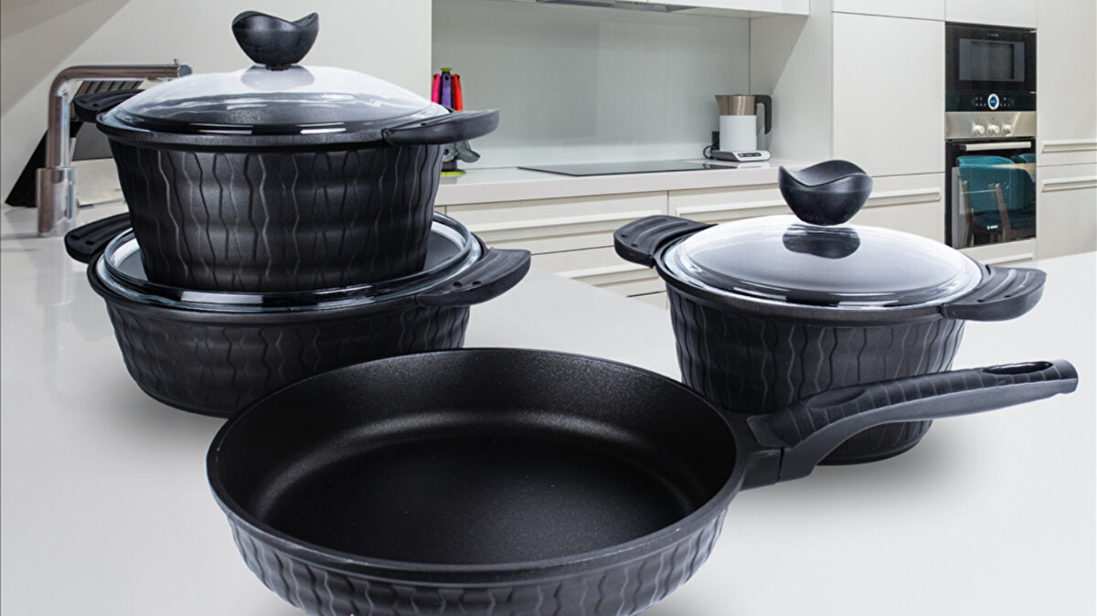 Sektörde Zincirleme Etki<br><br>Son dönemde mali sıkışıklık nedeniyle konkordato veya iflas kararı alan üretici firmaların sayısı hızla artıyor.<br>Uzmanlar, kredi faizlerinin yüksek seyri ve düşük iç talebin, önümüzdeki aylarda daha fazla iflas haberine yol açabileceği uyarısında bulunuyor.