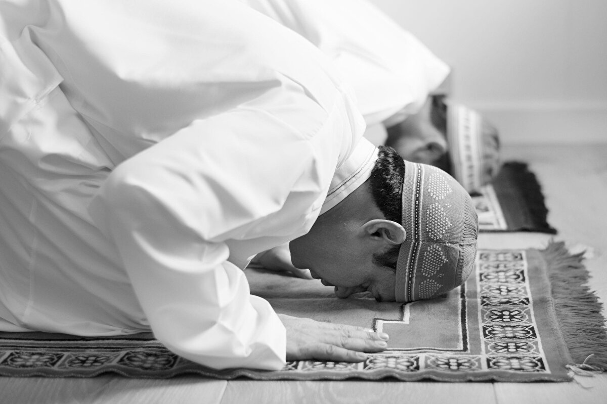 Aziz Müminler!<br>Kalp; Cenâb-ı Hakk’ın nazargâhıdır. İman ve takvanın, irfan ve hikmetin mekânıdır. Nezaket ve zarafetin membaı, ilâhî aşkın ve muhabbetin mihenk noktasıdır. Kalp; sevgi ve nefretin, cesaret ve korkaklığın, iyilik ve kötülüğün, hâsılı bütün duyguların merkezidir.