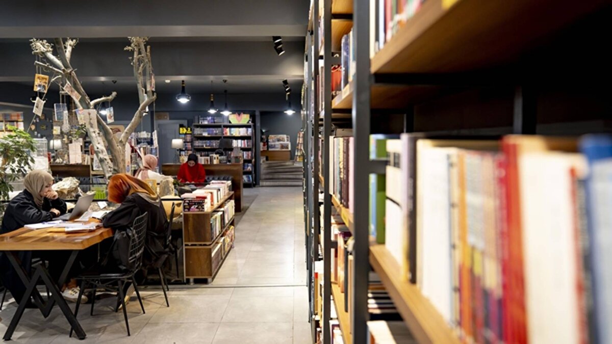 Odatv’ye konuşan Tüketiciyi Koruma Derneği (TÜKODER) Genel Başkanı Aziz Koçal iddia edilen uygulamanın tüketici haklarının ihlali olduğuna vurgu yaparak, "Son dönemde bazı kafelerde ‘taksimetre’ veya ‘masa işgali’ adı altında ücret talep edilmesi, tüketici hukukuna açıkça aykırı bir uygulamadır. 6502 Sayılı Tüketicinin Korunması Hakkında Kanun’a göre, tüketiciye herhangi bir hizmet sunulmadan bedel talep edilemez. Bu tür uygulamalar, haksız ticari uygulama kapsamındadır ve tüketicinin ekonomik davranış biçimini bozmaya yöneliktir" 