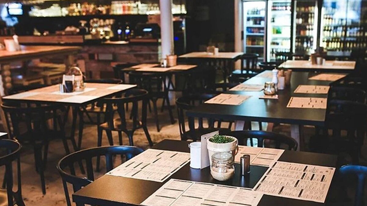 "Bir işletme, oturmakla birlikte herhangi bir sipariş verilmediği halde ‘masa ücreti’ istiyorsa, ortada sunulmuş bir hizmet yoktur. Dolayısıyla bu bedel hukuken geçerli değildir. Ayrıca, bu tür ücretlendirmelerin tüketiciye önceden açık, anlaşılır ve görünür şekilde bildirilmemesi de mevzuata aykırıdır. Menüde veya girişte küçük puntolarla yazılmış ifadeler bilgilendirme sayılmaz; tüketicinin onayı olmadan böyle bir bedel tahsil edilemez" dedi. 