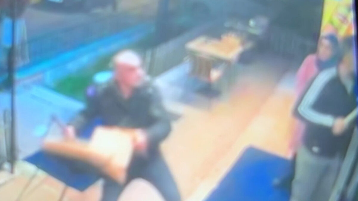 Bolu’da dönerci dükkanına gelen 2 kişi, iş yerine ve sahibine sopalarla saldırdı. O anlar güvenlik kamerasına yansırken, saldırıda aldığı darbelerle yaralanan işletmeci Hayati A., “Husumetim yoktu, ne olduğunu anlamadım” dedi.