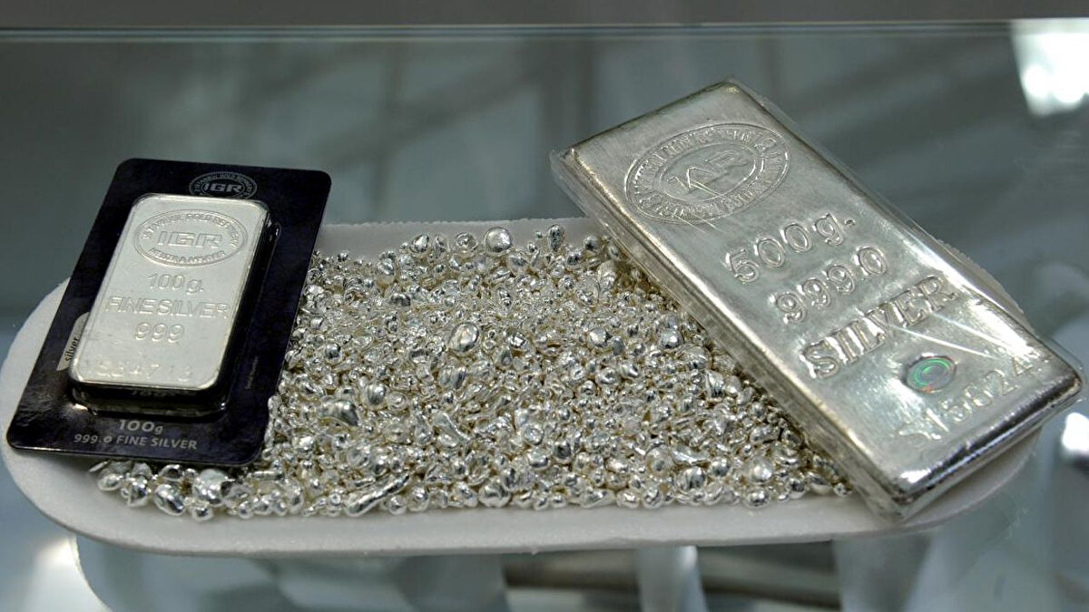 Endüstriyel talep özellikle elektronik, yarı iletken ve yenilenebilir enerji sektörlerinde hızla artıyor.<br><br>Güneş panellerinde yoğun şekilde kullanılan gümüş, yeşil enerji dönüşümünün en kritik metalleri arasında yer alıyor.