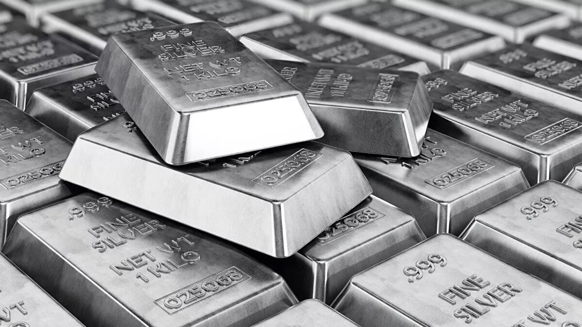 Bugün 1 gram gümüş kaç TL?<br><br>Gümüşün gram fiyatı, küresel ons fiyatlarındaki sert yükselişin etkisiyle iç piyasada da rekor tazeledi.<br><br>Gram gümüş alış fiyatı: 67,15 TL<br><br>Gram gümüş satış fiyatı: 67,29 TL<br><br>Bu rakamlarla birlikte, gümüş yatırımcısına 2025 yılı başından bu yana yüzde 75’in üzerinde kazanç sağlamış oldu.