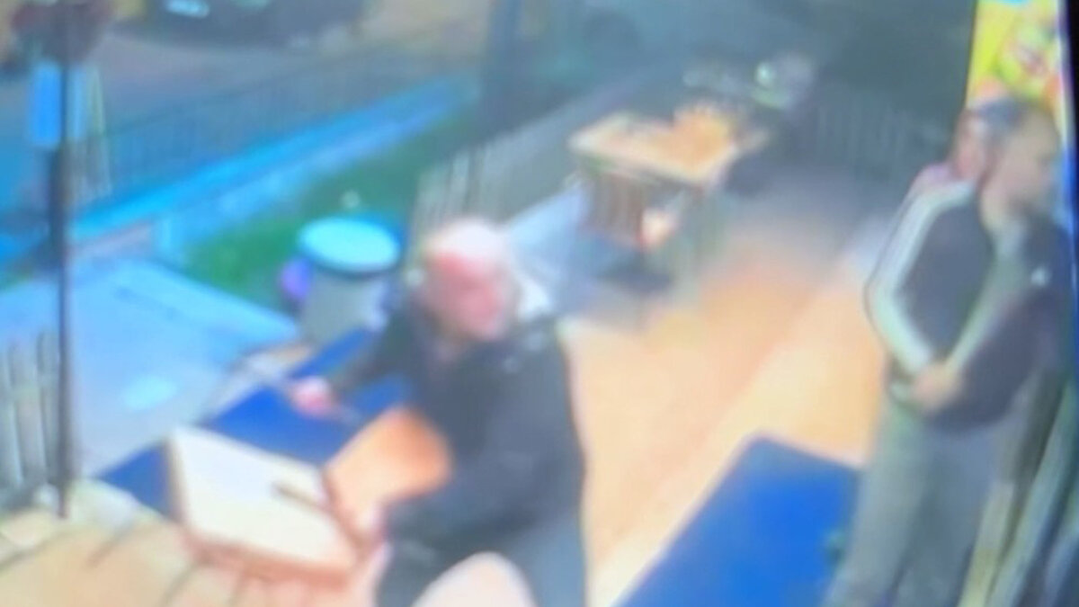 Şüpheliler, dükkanın camlarını kırarak sandalyeleri fırlattı. Dışarı çıkan iş yeri sahibi Hayati A.’yı da sopa ve yumruklarla darbeden saldırganlar, çevredekilerin müdahalesi üzerine olay yerinden araçla kaçtı. 