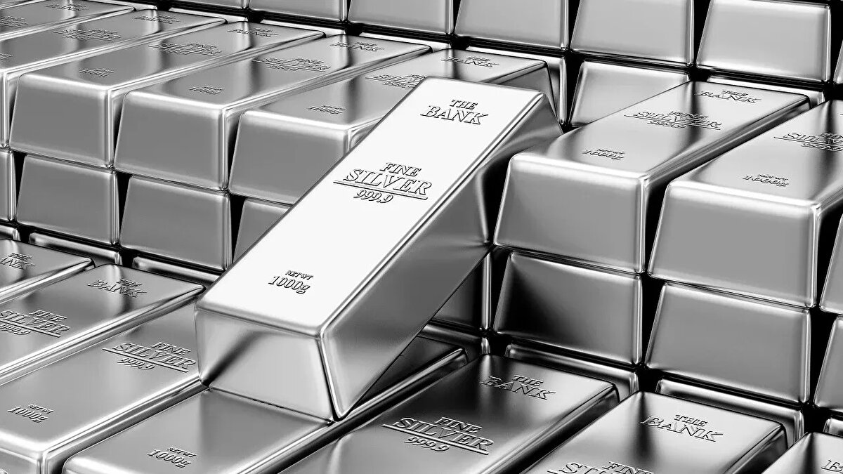 Gümüş fiyatları tarihi rekorunu kırdı<br><br>Yıla 28,9 dolar seviyesinden başlayan ons gümüş, bu hafta 51,24 dolara çıkarak Ocak 1980’deki 50,36 dolarlık tarihi rekoru geride bıraktı. Bu seviyeyle birlikte gümüş, 1993’ten bu yana en yüksek değerine ulaşmış oldu.<br><br>Saat 16.20 itibarıyla ons gümüş fiyatı yüzde 3,70 yükselişle 50,67 dolardan işlem görüyor.