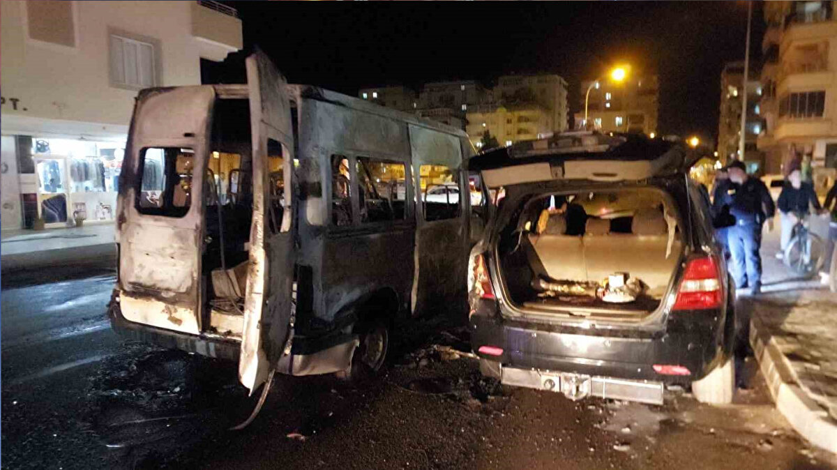 Yangın kısa sürede büyüyerek minibüsü tamamen sardı. Minibüs alev topuna dönerken ihbar üzerine olay yerine itfaiye ve polis ekipleri sevk edildi.