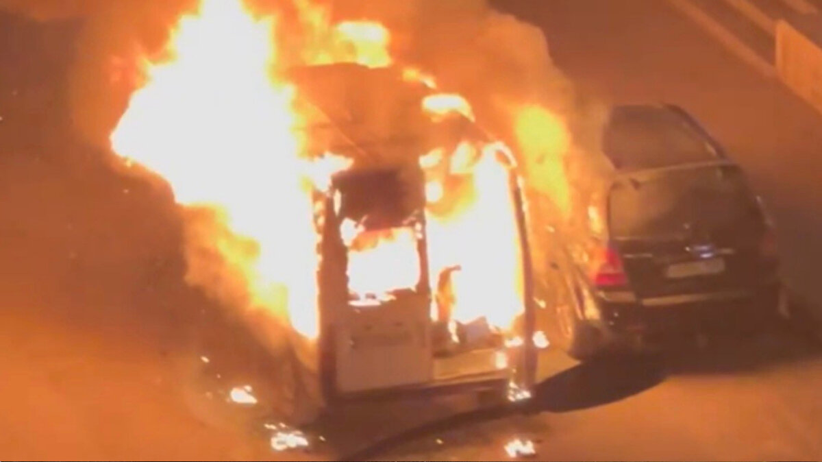 Yangında minibüsün yanında park halinde bulunan ve sahibi tarafından yeni alındığı öğrenilen otomobil de zarar gördü.