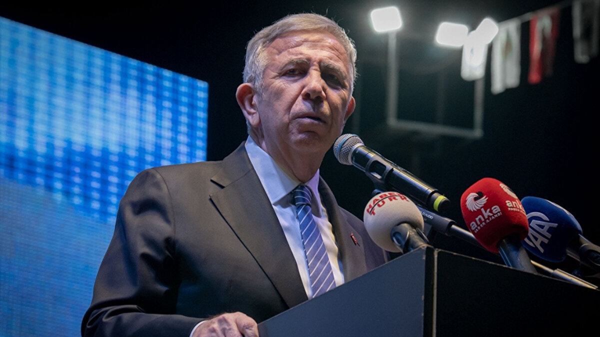 Yavaş’ın üç erkek kardeşi (Aladdin, Mahir, Sabri) ve bir kız kardeşi (Vicdan) bulunuyor. Kardeşlerinden Sabri Yavaş 2021 yılında vefat etti.