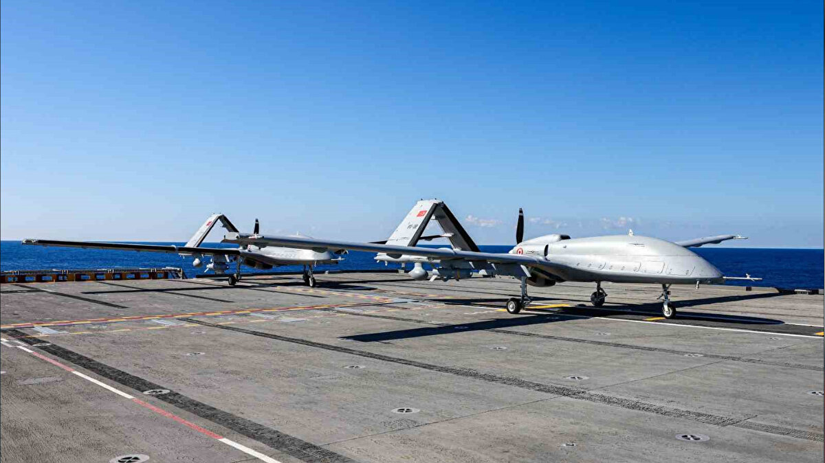 Deniz Kuvvetleri Komutanlığı’nın planlı en büyük tatbikatlarından biri olan DENİZKURDU-I2025, tarihi anlara sahne oldu. Tatbikat kapsamında Türkiye’nin Mavi Vatan’daki gücünün simgesi haline gelen TCG Anadolu gemisinden art arda iki Bayraktar TB3 SİHA havalanarak tarihi bir göreve imza attı.