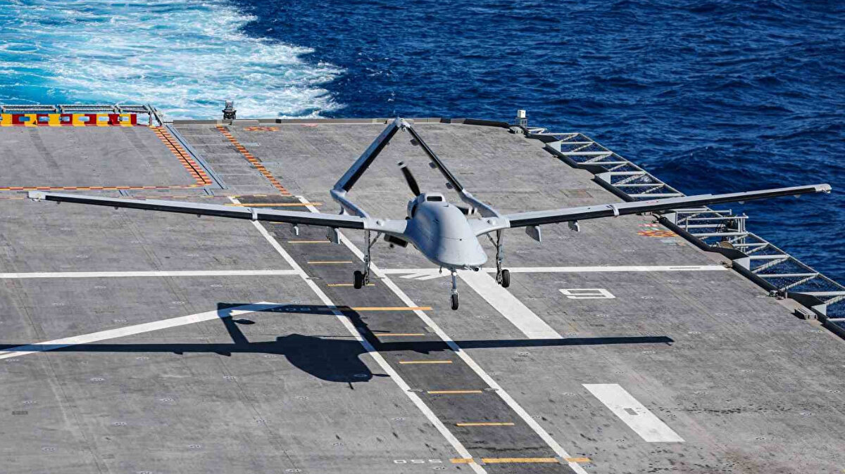 MAM-T ile tam isabet<br>Gemi güvertesinden havalanan ikinci SİHA Bayraktar TB3 PT-4 ise yine ROKETSAN üretimi olan daha yüksek tahrip gücüne sahip MAM-T mühimmatı ile hedefini imha etti. Milli SİHA başarılı atışın ardından Dalaman’a intikal etti.