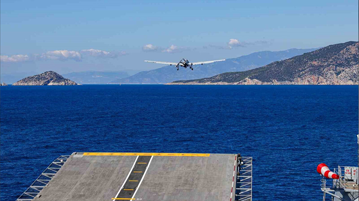 TCG Anadolu’nun güvertesinden kalkan ilk hava aracı olan Bayraktar TB3 PT-1R, ROKETSAN tarafından geliştirilen iki adet MAM-L akıllı mühimmatı ile gerçekleştirdiği ikili salvo atışlarıyla hedefleri tam isabetle vurdu. Başarılı atışın ardından görevini tamamlayan SİHA, başarılı bir inişle TCG Anadolu’ya döndü.