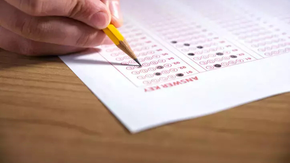 YÖS’e Kimler Başvurabilir?<br><br>ÖSYM tarafından açıklanan kriterlere göre, sınava katılmak isteyen adayların lise son sınıfta olmaları ya da mezun durumda bulunmaları gerekiyor.<br>Başvuru yapabilecek aday grupları şöyle: