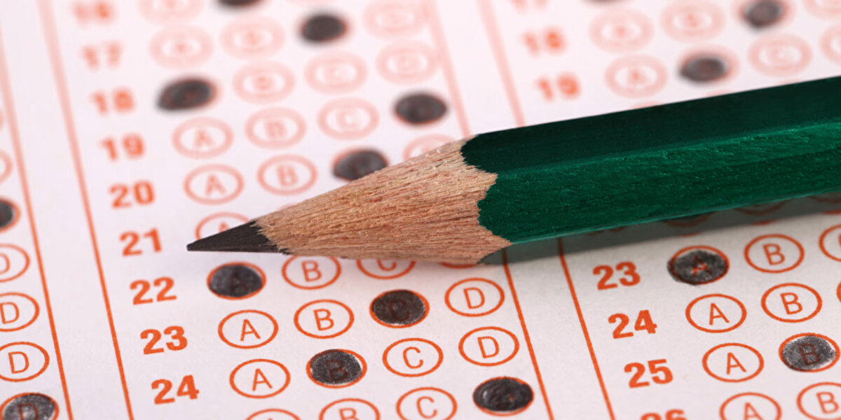 Türkiye'de okumak isteyen yabancı öğrenciler için önemli aşamalardan biri de YÖS (Yurt Dışından Öğrenci Kabul Sınavı) Yabancı öğrenciler Türkiye'de okumak istedikleri yükseköğretim kurumlarına başvururken kullanabilecekleri bir sınavdır YÖS. ÖSYM tarafından sınav tarihleri açıklanan sınavın giriş belgeleri ile sınav yerleri ve saati de belli oldu. Belgenin üzerinde adayın sınava gireceği merkez, bina, salon bilgileri ile adayın fotoğrafı yer alacak. 