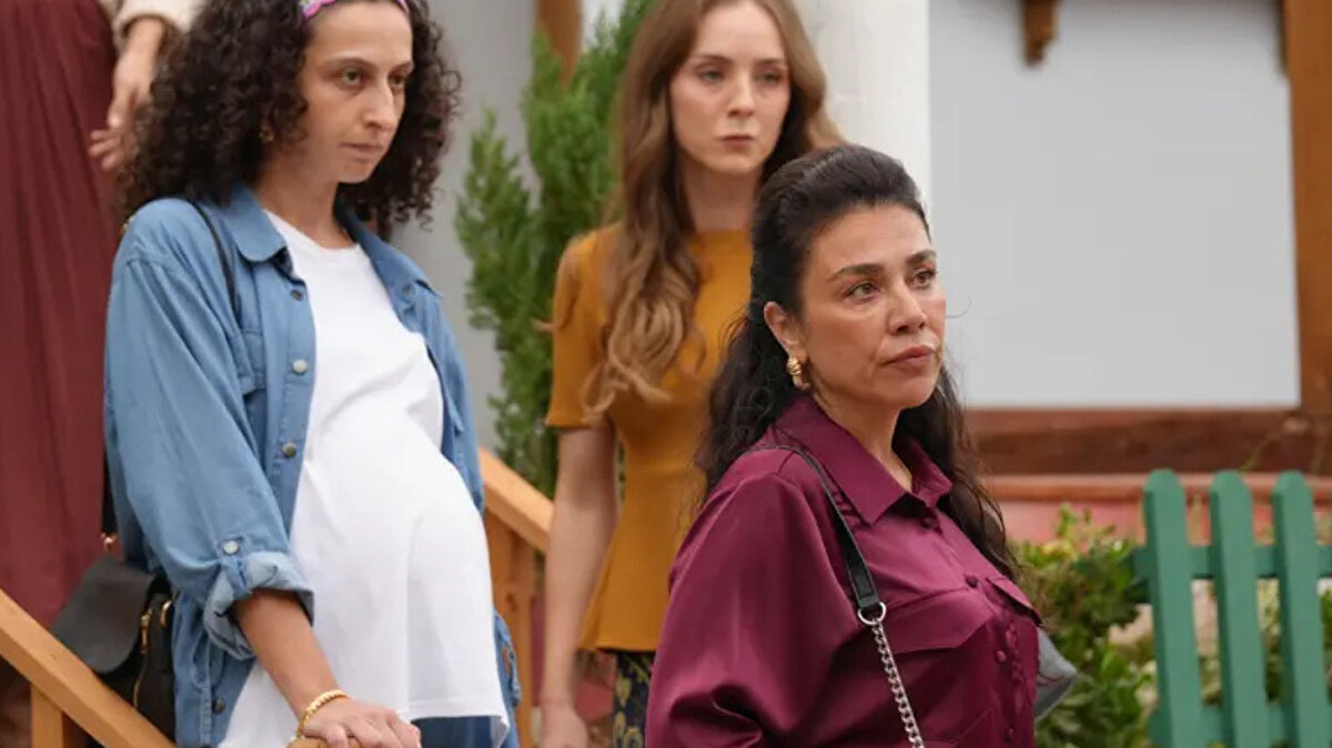 Karadeniz’in dalgaları kadar sert, dağları kadar inatçı bir hikâye başlıyor. “Taşacak Bu Deniz”, iki düşman ailenin geçmişten gelen hesaplaşmasını ekrana taşıyor.