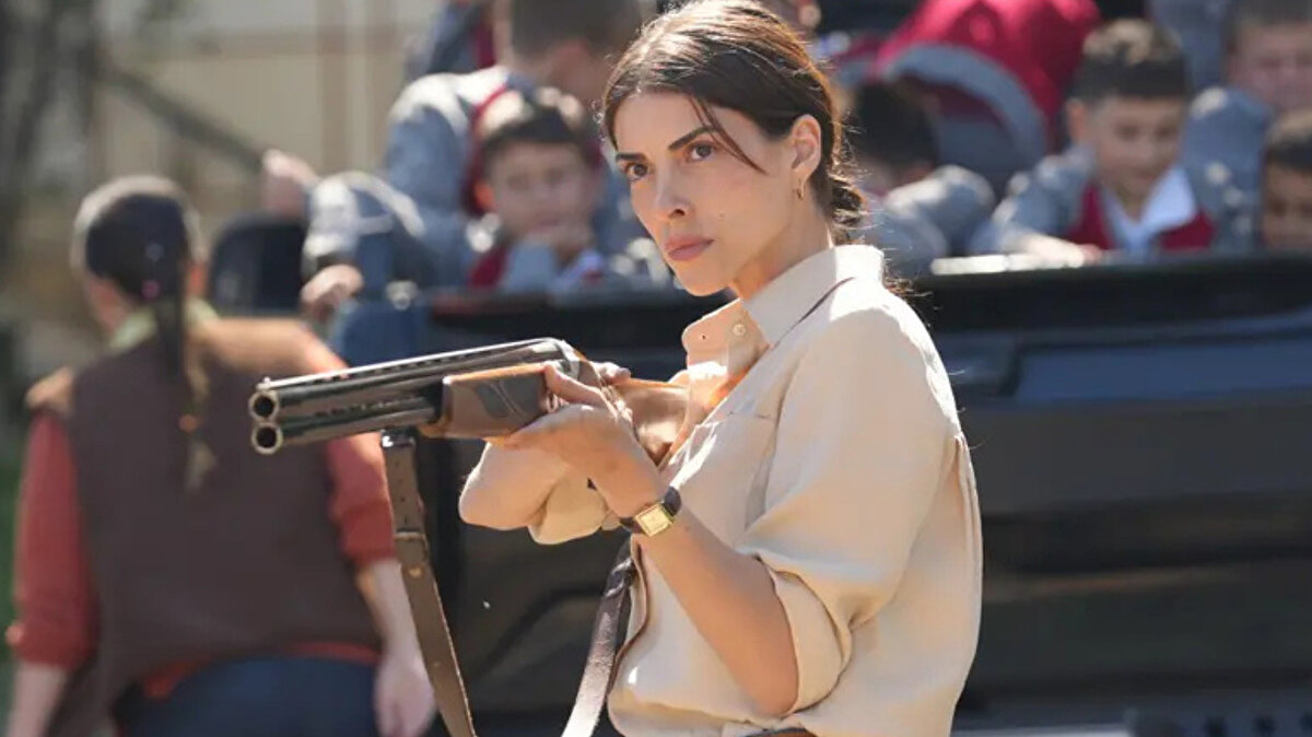 Başrollerde Ulaş Tuna Astepe ve Deniz Baysal… Yönetmen koltuğunda Çağrı Bayrak, senaryoda ise Ayşe Ferda Eryılmaz ve Nehir Erdem yer alıyor. Ekranda duygusal bir fırtına esmeye hazırlanıyor.