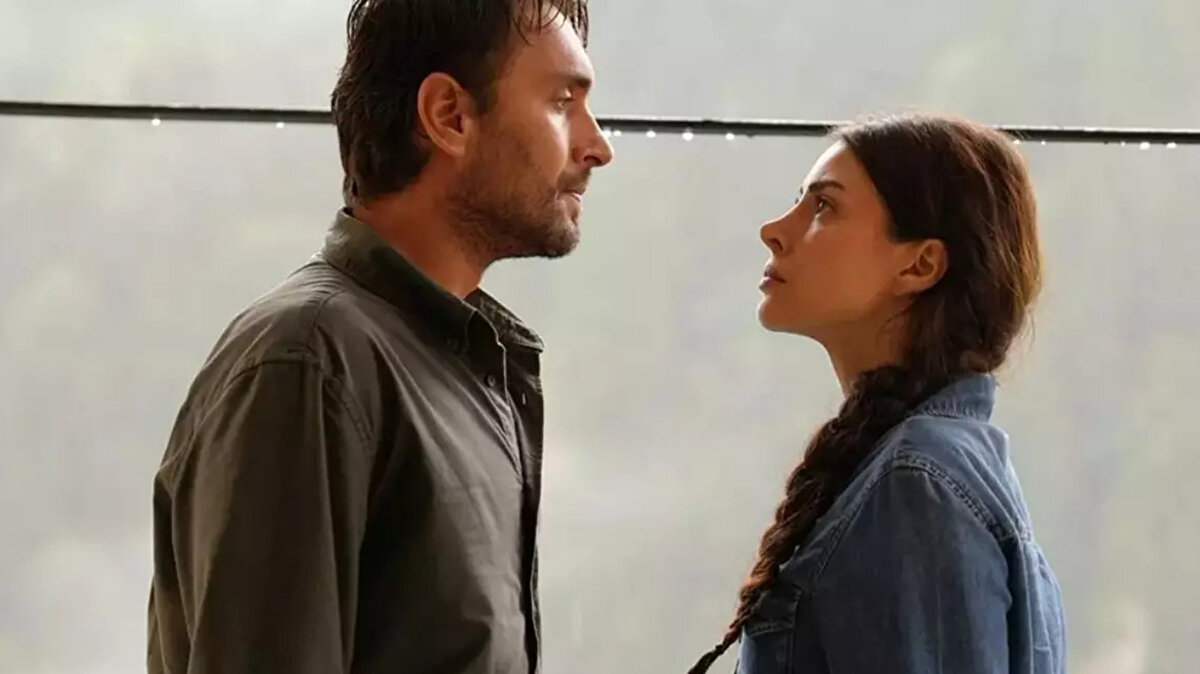 Adil ile Esme… İki düşman ailenin çocukları, nefretin içinde yeşeren bir aşkın kahramanları. Aralarındaki çekim, hem ailelerini hem de kendilerini ateşin içine atacak. Geçmişin kanlı defterleri henüz kapanmadı. Her iki taraf da intikamın peşinde. Fakat bu kez, aşk savaşın tam ortasında.Dağların sertliğiyle, denizin fırtınasıyla yoğrulmuş karakterler... “Taşacak Bu Deniz”, aşkın ve nefretin sınırlarını zorlayan bir hikâye anlatıyor.