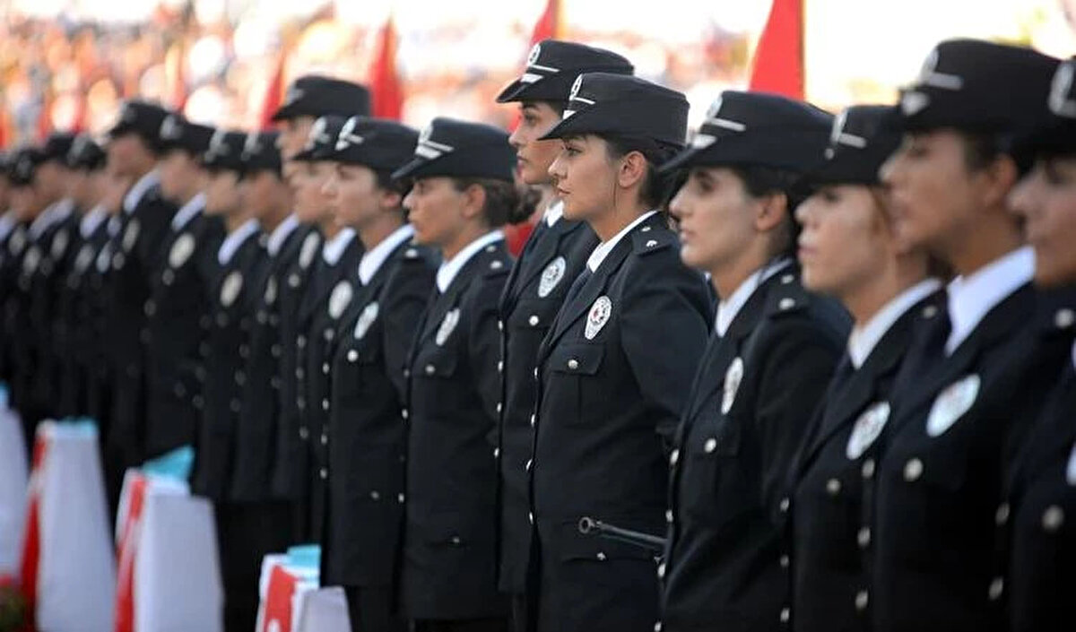 33. Dönem POMEM başvuru şartları 2025<br><br>Dönem için başvuru kılavuzu henüz yayımlanmasa da önceki dönemlerdeki genel başvuru koşulları şu şekildedir:<br><br>T.C. vatandaşı olmak<br><br>Lisans veya önlisans mezunu olmak (veya YÖK tarafından denklik verilen yurtdışı üniversitelerden mezun olmak)<br><br>KPSS şartını sağlamak<br><br>Lisans mezunları için: P3 puan türünden en az 60 puan<br><br>Önlisans mezunları için: P93 puan türünden en az 65 puan<br><br>30 yaşından gün almamış olmak (1 Ocak 2025 itibarıyla)<br><br>Erkek adaylar için en az 167 cm, kadın adaylar için en az 162 cm boyunda olmak<br><br>Beden kitle endeksi (BKİ): 18 – 27 aralığında olmak<br><br>Silah taşımaya ve silahlı görev yapmaya engeli bulunmamak<br><br>Sağlık Şartları Yönetmeliği’nde belirtilen sağlık koşullarını taşımak<br><br>Kasten işlenen suçlardan hüküm giymemiş olmak,<br><br>Uyuşturucu veya alkol tedavisi görmemiş olmak,<br><br>Siyasi parti üyeliği bulunmamak,<br><br>Polis eğitim kurumlarından çıkarılmamış olmak,<br><br>Güvenlik soruşturması ve arşiv araştırması olumlu olmak