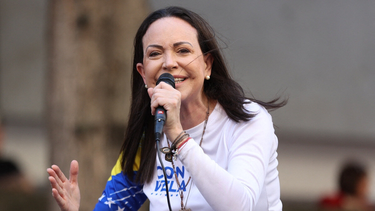 Maria Corina Machado'nun mücadelesi uluslararası alanda da yankı buldu. 2018'de BBC'nin "100 Kadın" listesinde yer alan Machado, 2025'te ise Time dergisi tarafından "Dünyanın En Etkili 100 Kişisi" arasına dahil edildi.