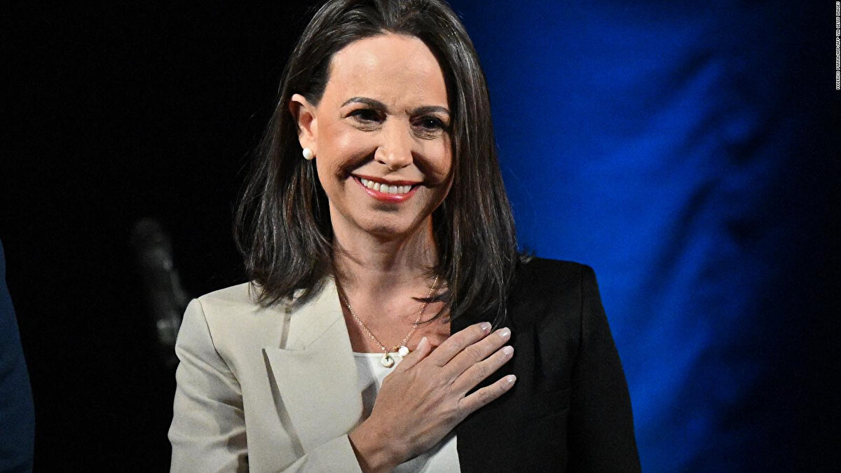 Nicolás Maduro hükümetinin Venezuela'dan ayrılmasını yasakladığı ve 15 yıl siyasetten men ettiği Machado, tüm engellemelere rağmen muhalefetin en güçlü seslerinden biri olmayı sürdürdü.<br>