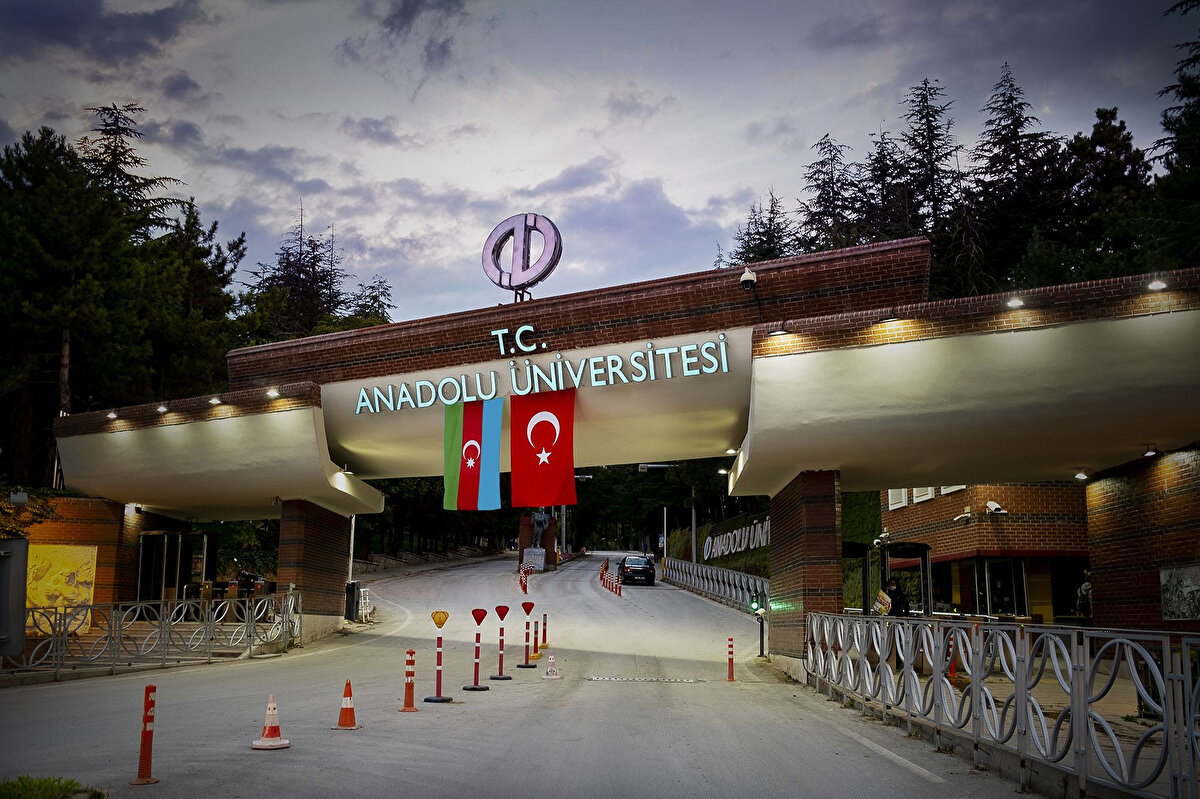 SINAVSIZ İKİNCİ ÜNİVERSİTEYE NASIL KAYIT YAPILIR?<br><br>Adaylar https:aoskayit.anadolu.edu.tr adresi üzerinden e-Devlet şifresi ve T.C kimlik numarası ile online kayıt gerçekleştirebilecekler.<br>Başvuru işlemlerinden önce adayların MEBBİSYÖKSİS üzerinden öğrenim bilgilerini güncellemeri gerekiyor. Bilgileri güncel olmayan adaylar kaydının bulunduğu kurumlara başvurarak bilgilerinin güncellenmesi gerekiyor.