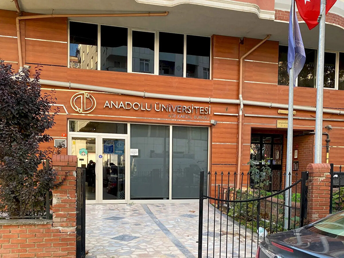 Açıköğretim Fakültesi Lisans Programları<br><br>Felsefe ****<br>Görsel İletişim Tasarımı<br>Halkla İlişkiler ve Reklamcılık<br>Sağlık Yönetimi<br>Sosyoloji ****<br>Tarih ****<br>Türk Dili ve Edebiyatı ****<br>Yönetim Bilişim Sistemleri<br>Çalışma Ekonomisi ve Endüstri İlişkileri<br>İktisat<br>İktisat (İngilizce)***<br>Maliye<br>Siyaset Bilimi ve Kamu Yönetimi<br>Siyaset Bilim ve Kamu Yönetimi (İngilizce)***<br>Uluslararası İlişkiler<br>Uluslararası İlişkiler (İngilizce) ***<br>Havacılık Yönetimi **<br>İşletme<br>İşletme (İngilizce) ***<br>Uluslararasi Ticaret ve Lojistik